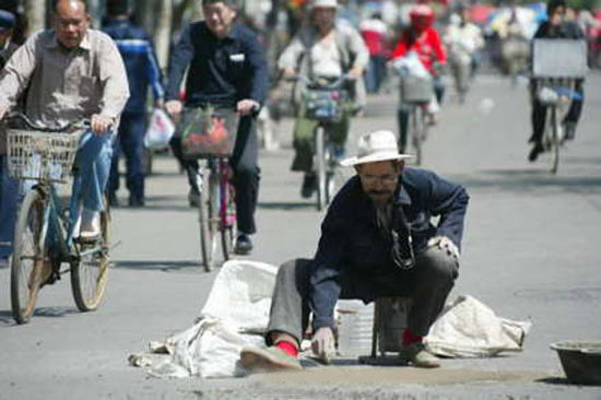 沈阳82岁老人义务补路25年被查胃癌晚期:现在真的干不动了(组图)