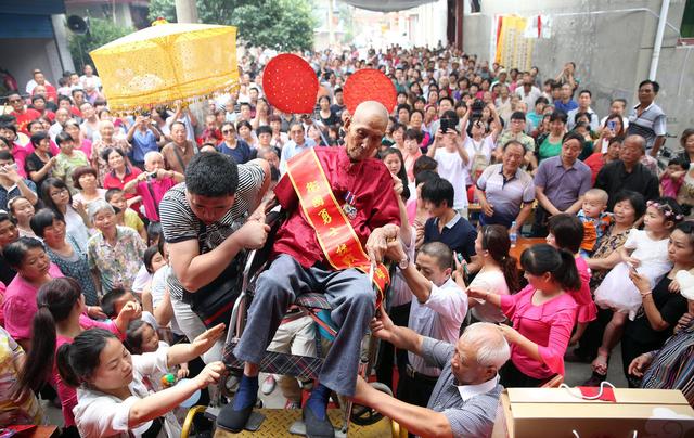 西安抗战老兵百岁生日 全村人齐贺寿