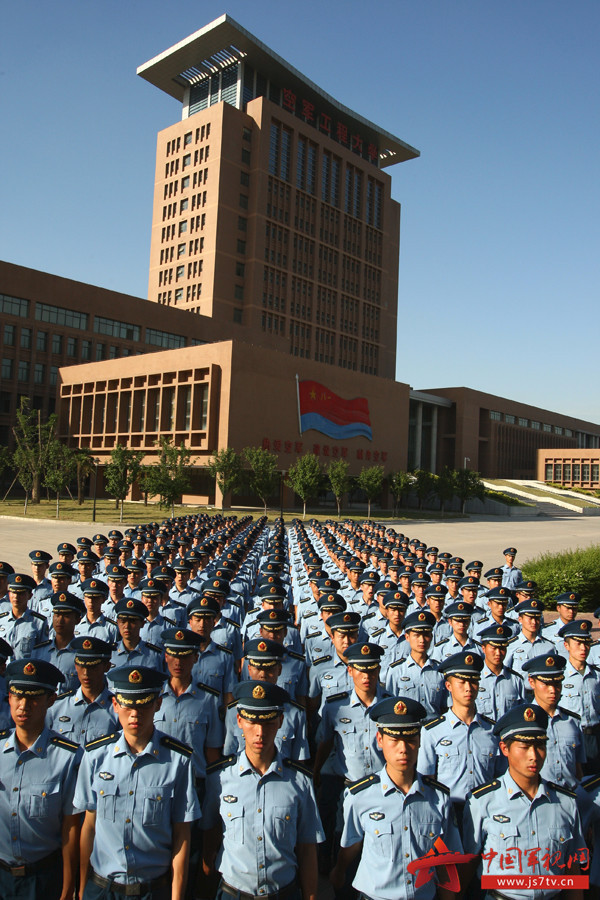 雷锋，为什么军人都像你？