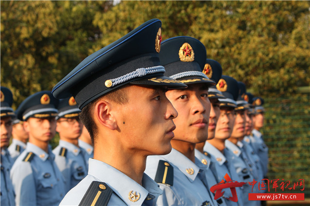 雷锋，为什么军人都像你？